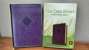Bible/Alkitab: Our Daily Bread Devotional Bible - NLT (Leather Version)